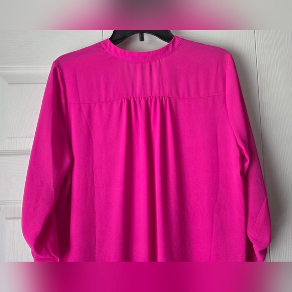 Gibson Latimer V-Neck Roll-Tab Tunic in Fuchsia Size M - Picture 9 of 12